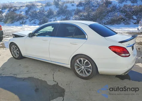 2017 Mercedes-Benz C 300 z USA, uszkodzony, nr VIN 55SWF4JB3HU202004